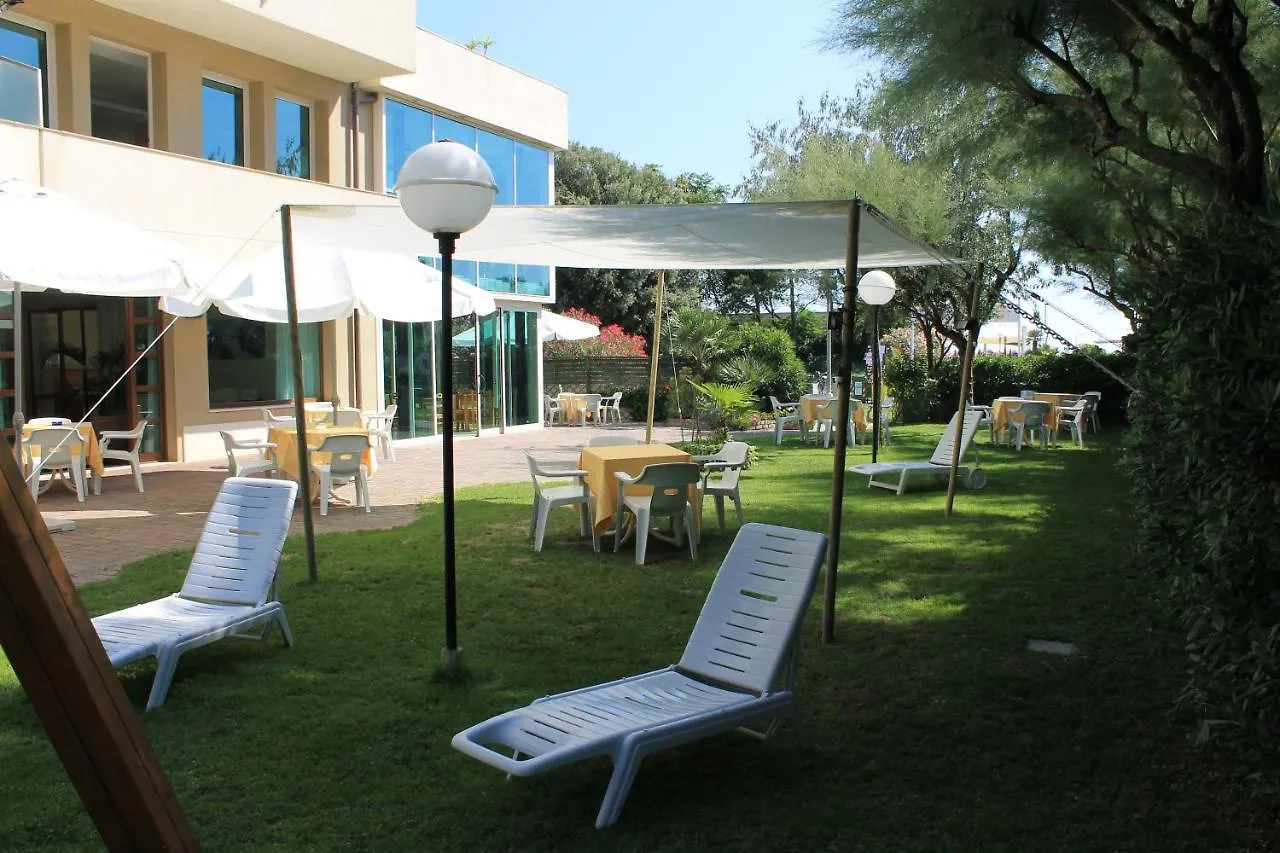Hotel Astor B&B Lido di Classe 3*,